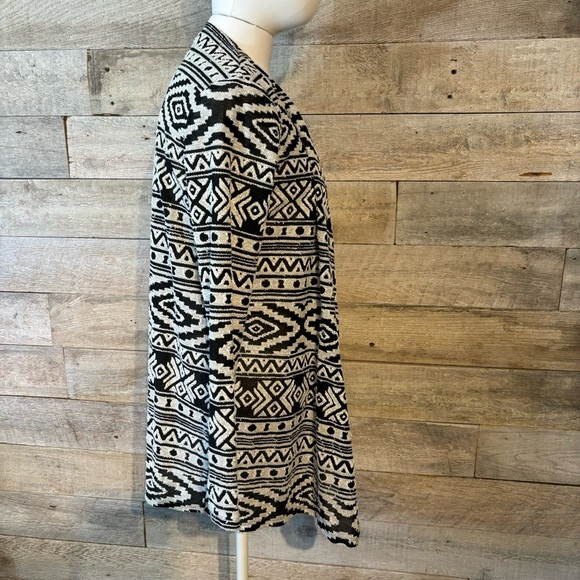 🛍️3/$30 American Eagle ‎ Outfitters women’s black & white oversized cardigan - Picture 4 of 9